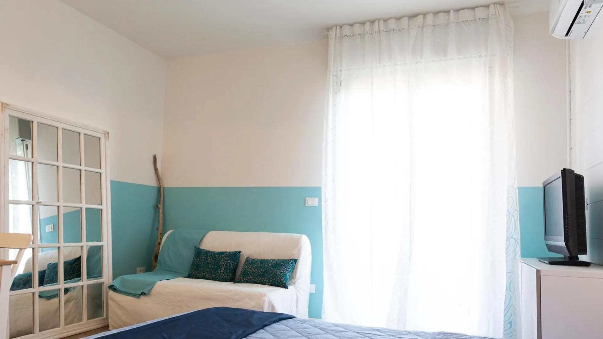 פורטו סנטה מרגריטה די קאורלה Colourful Modern Studio By The Sea דירה פורטו סנטה מרגריטה די קאורלה